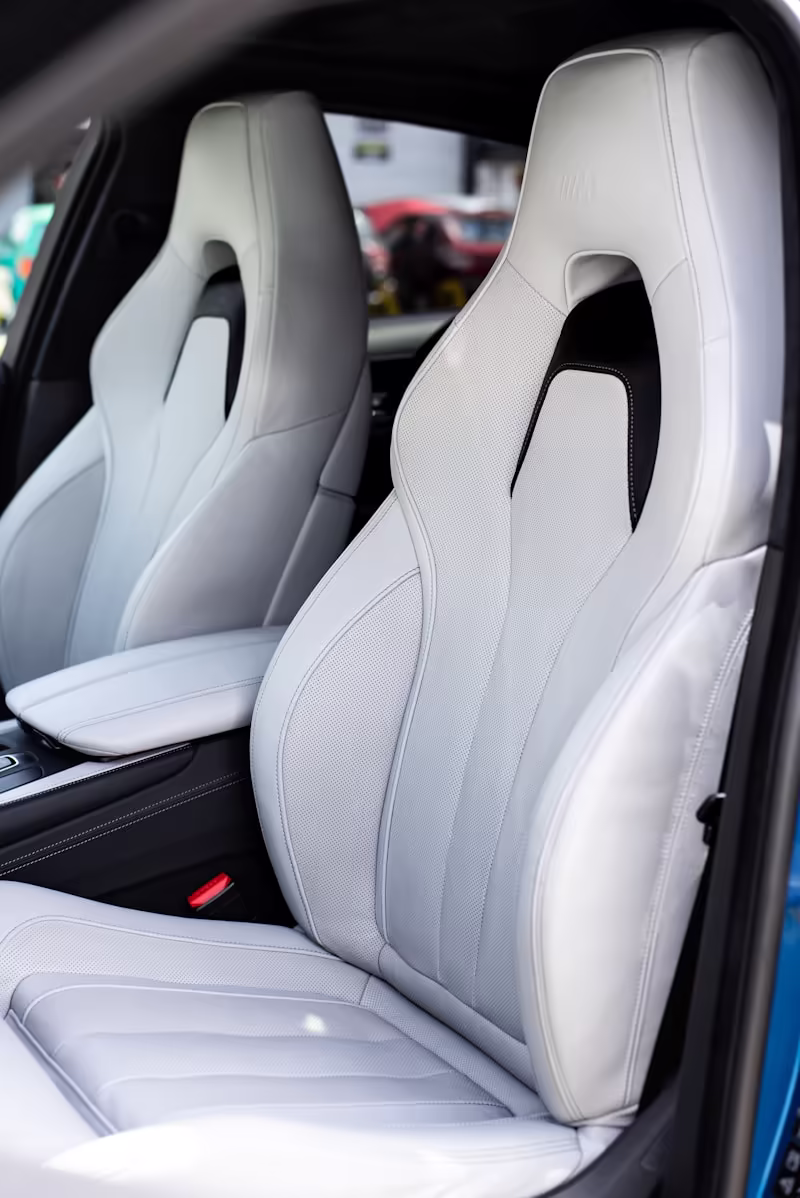 Sellerie cuir blanc BMW M restaurée, sièges baquets