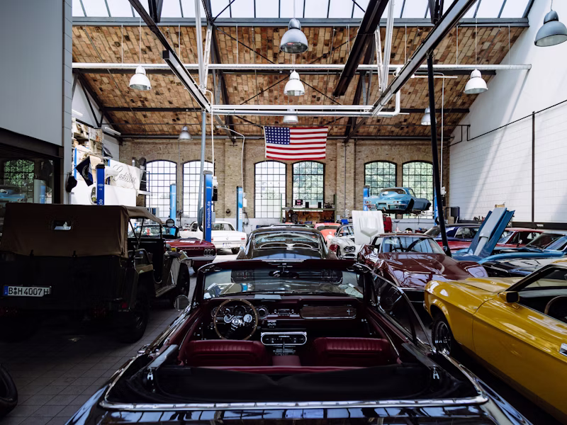 Véhicules européens exposés en showroom